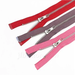 Zipper airgid seaicéad dubh