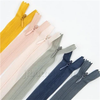Zipper Dofheicthe Le Líneáil