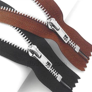 Zipper miotail deiridh dúnta