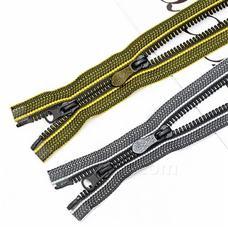 Plaisteach múnlaithe a dó {- bealach zipper ar leithligh